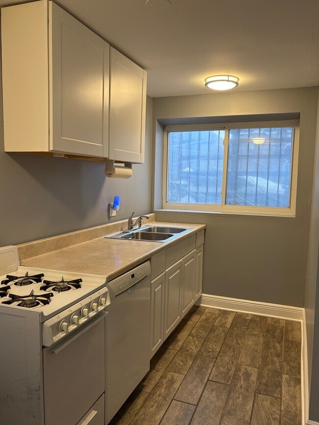 Building Photo - 522 N Troy St