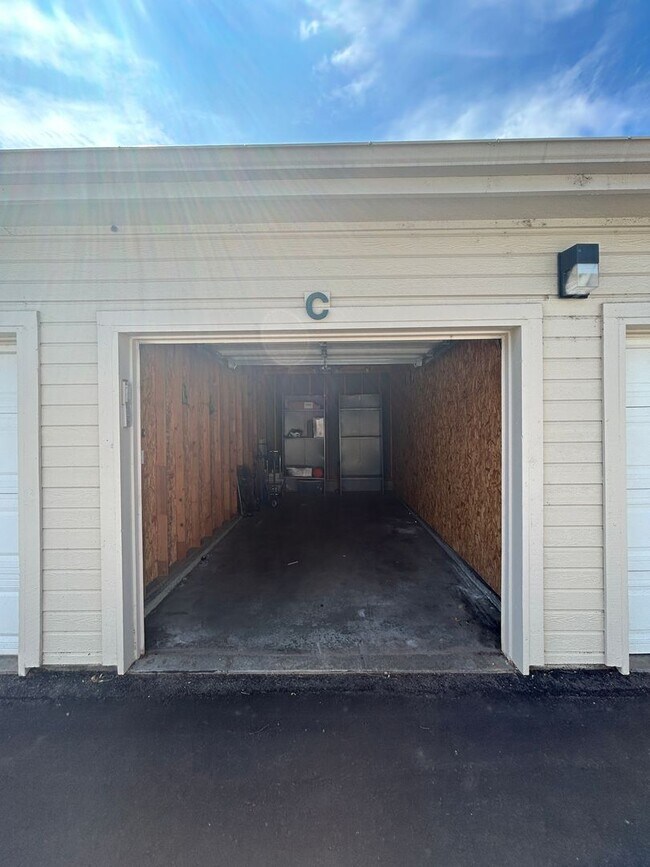 Building Photo - 1176 Opal St