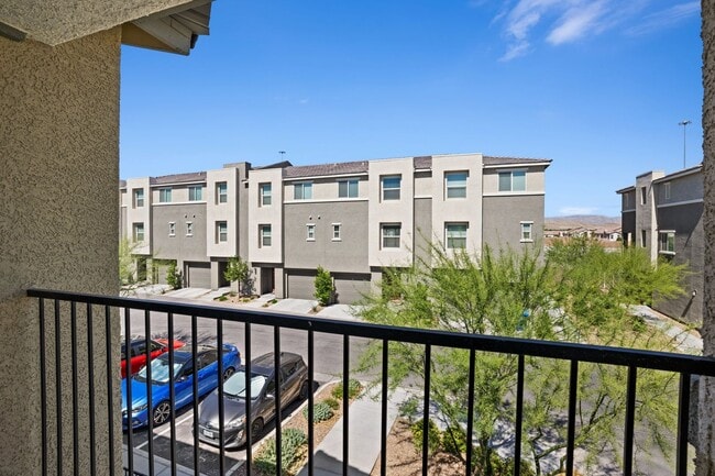 Building Photo - Beautiful 3 BR 2.5 BA Townhouse built in 2...