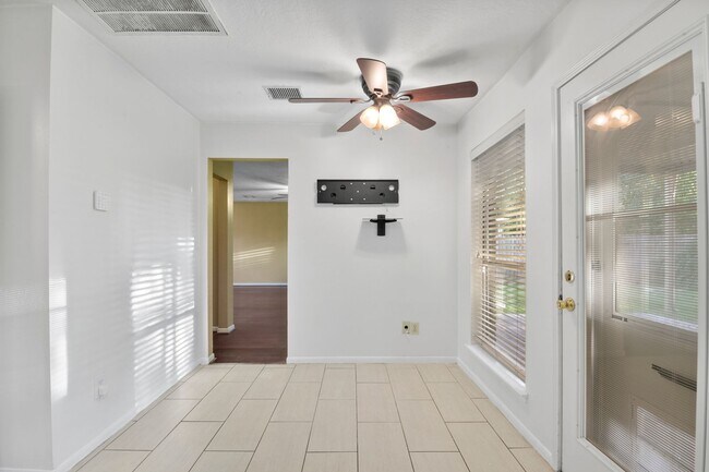 Building Photo - Freshly Painted Beauty with Spacious Outdo...