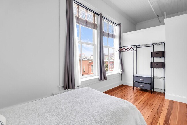 Building Photo - Stunning Corner Loft in the Heart of Historic Downtown Savannah