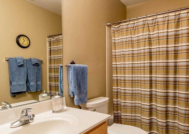 Building Photo - Gorgeous 4,000sqft  5-bed 3.5-bath Home near Chantilly Economic corridor