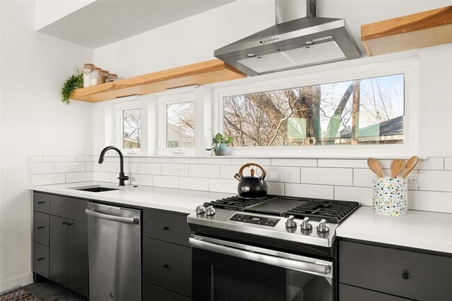 Building Photo - 902 Garden Villa Ct