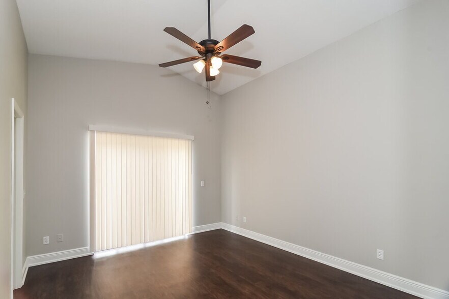 Building Photo - 2025 Donegan Pl