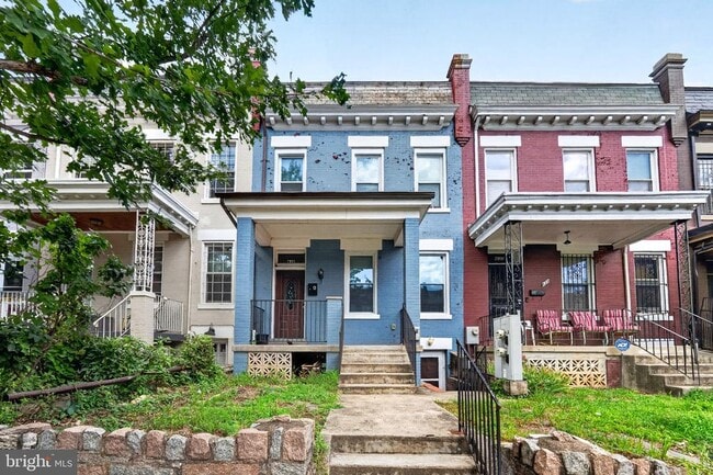 Building Photo - 635 Kenyon St NW