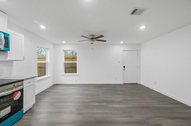 Building Photo - For Lease- Housing Vouchers Accepted | 3 Bed, 2 Bath |1,150 Sq Ft | Parkhurst Place |