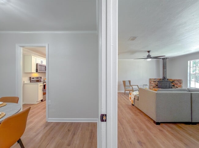 Building Photo - 703 3rd St NE