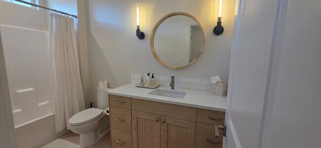 Building Photo - Stunning 3-bedroom + tech room, 2.5-bath home in NW Boise!