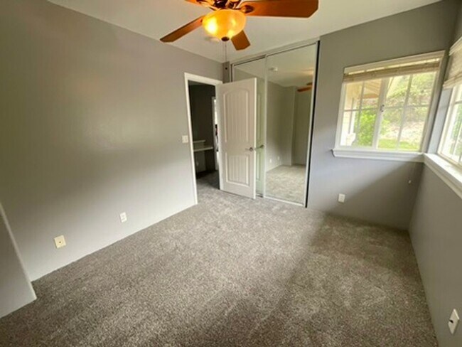 Building Photo - 4 bedroom, 2.5 bath, Mountain and Ocean Ba...