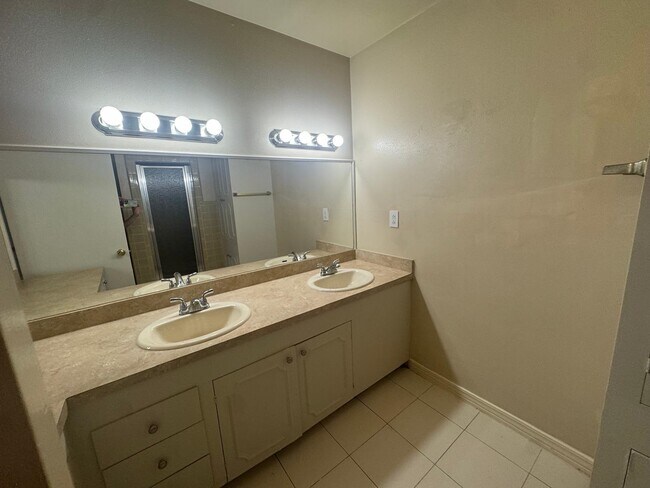 Building Photo - 302 Huisache Dr