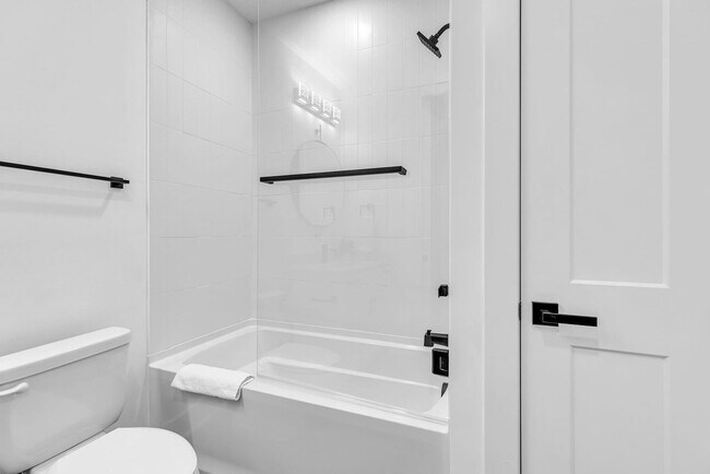 Building Photo - 554 Rosedale Ave