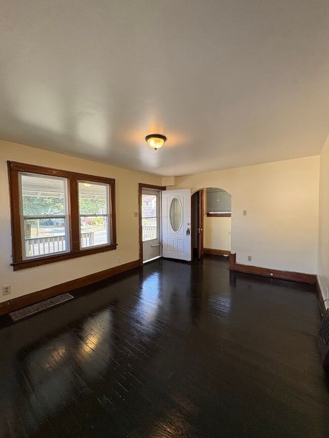 Building Photo - Three bedroom one bathroom home for rent