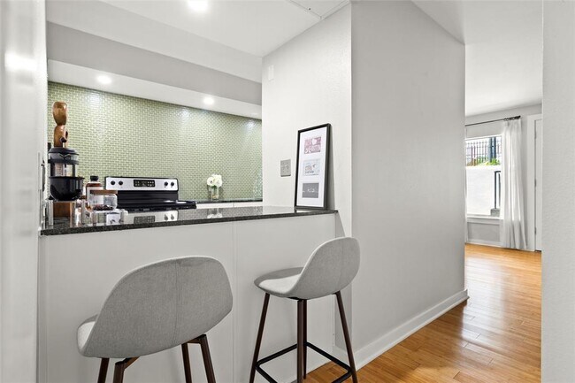 Building Photo - 2200 Dickson Dr