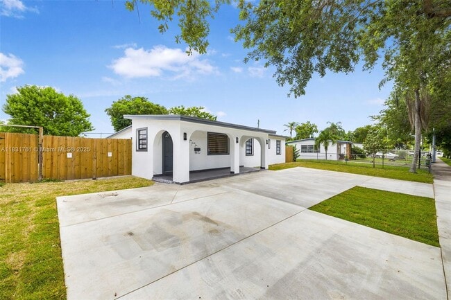 Building Photo - 5425 SW 112th Ave