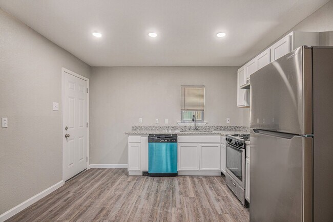 Building Photo - This charming 3-bedroom, 1-bath residence offers 1,000 square feet of comfortable living space, p...