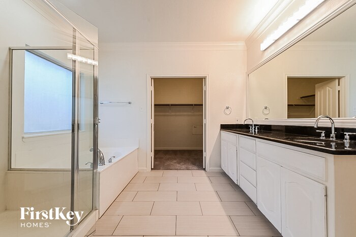 Building Photo - 8606 Granville Dr