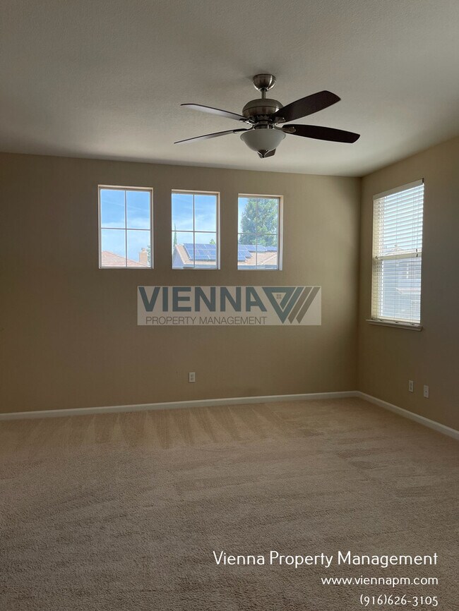 Building Photo - Spacious 3 Bedroom Home in Great Location