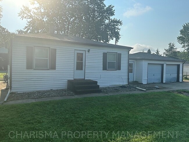 Building Photo - Spacious 2 Bedroom, 1.5 Bath Home, Newly Updated and Pet Friendly!