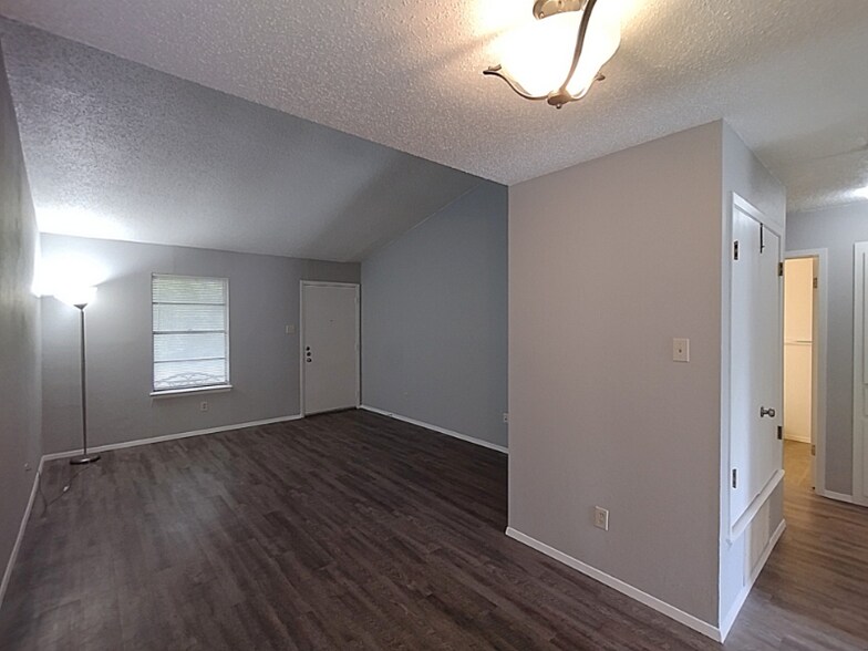 Building Photo - 1620 W Braker Ln