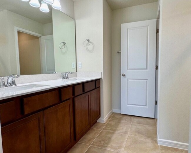 Building Photo - Isles of Lake Nona!! 3 Bedroom 2.5 Bathroom Townhome