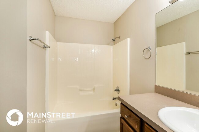 Building Photo - 611 Gum St