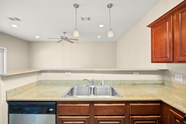 Building Photo - 820 Arbor Lake Dr