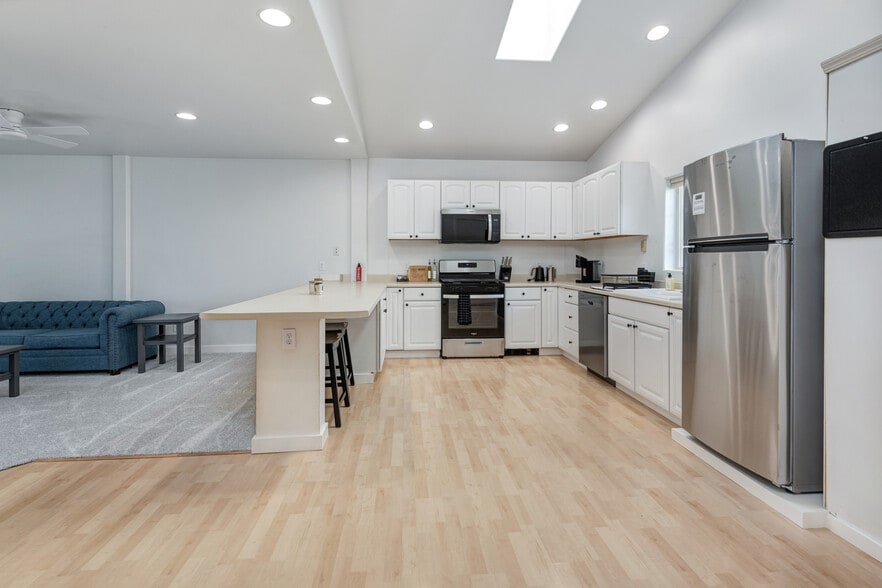 Building Photo - 438 S Ella Ave