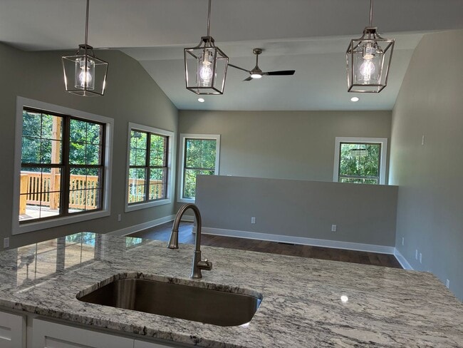 Building Photo - 102 Twin Lakes Dr
