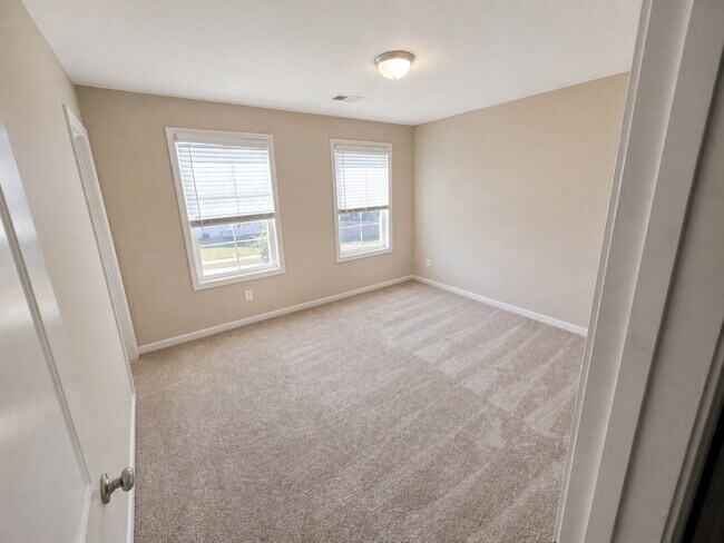 Building Photo - 721 Tanager Ln