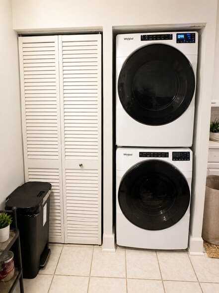 Building Photo - 136 W 7th St