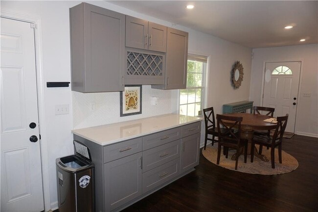 Building Photo - 2163 Lilac Ln