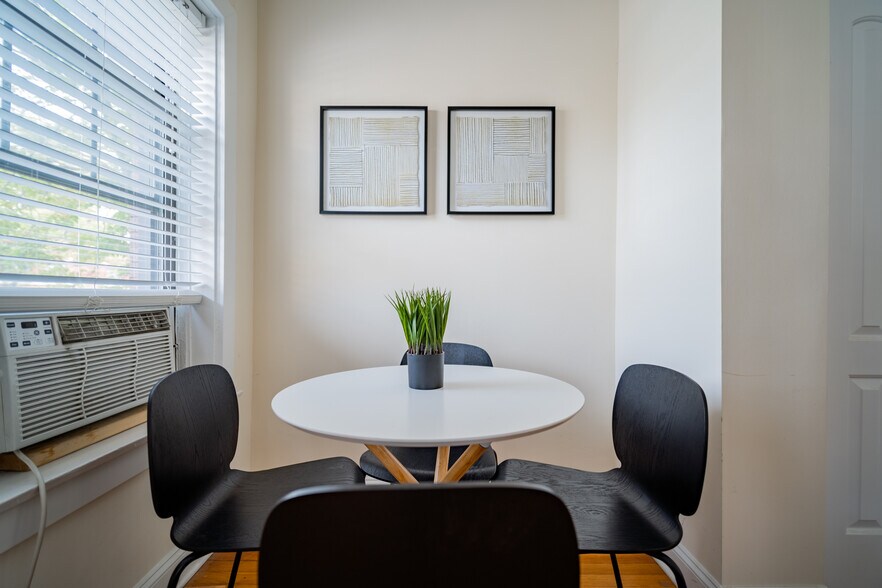 Building Photo - 2989 N Lawndale Ave