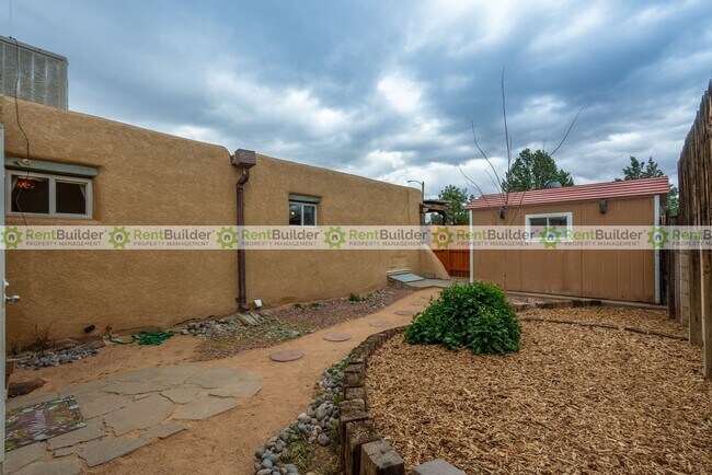 Building Photo - 1301 Alvarado Dr NE