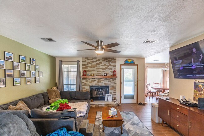 Building Photo - Beautiful 4 Bedroom 2 Bath Home!