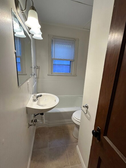 Building Photo - 422 E Broadway St