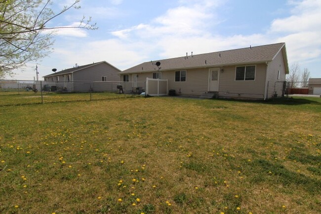 Building Photo - Newer 3 bedroom twin home in east Idaho Falls