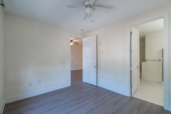 Building Photo - Wonderful 2bd/2bth uptown condo! lots of space in a beautiful building