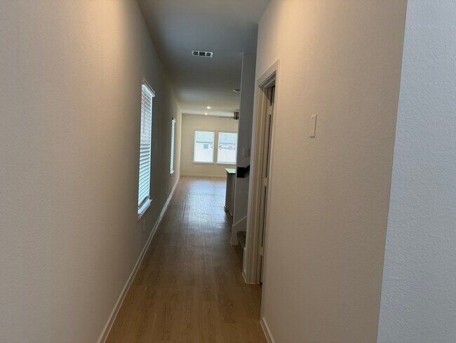 Building Photo - 407 Robin Ct