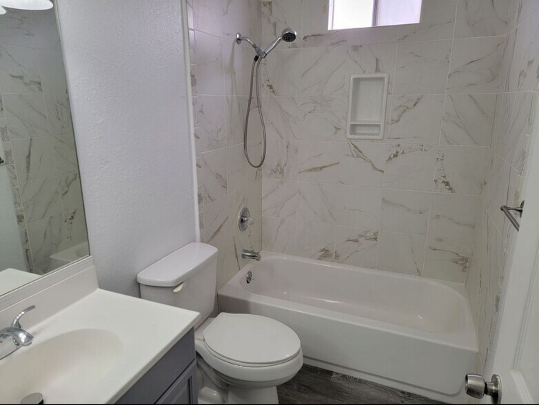 Building Photo - 2140 Riviera Blvd