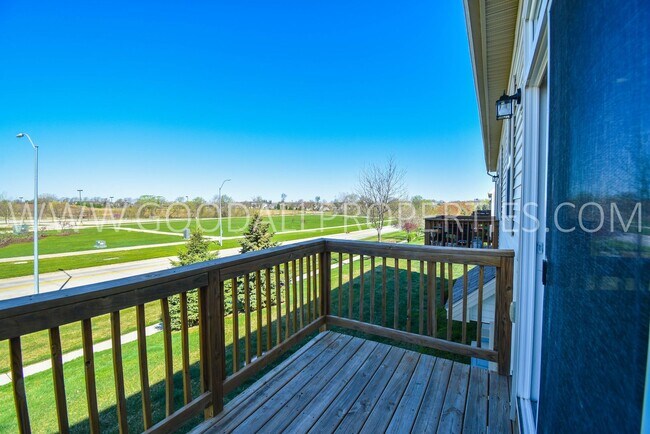 Building Photo - 2 Bedroom 2.5 Bath end unit Townhome in West Des Moines with attached garage