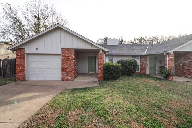 Building Photo - Cozy & Updated