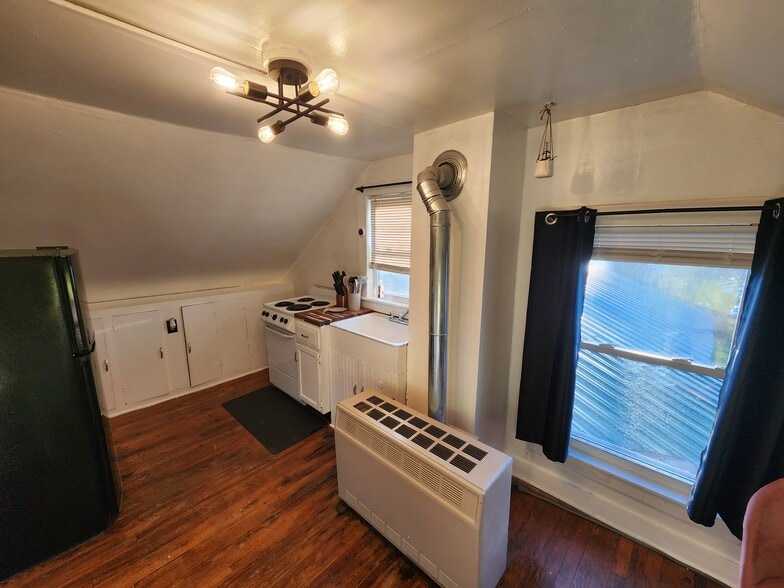 Kitchen - 409 Saint Paul St