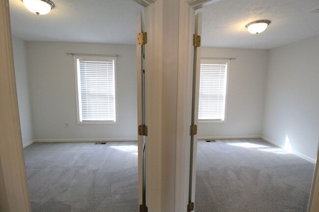 Building Photo - 3 story townhome with fenced in yard for rent in Taylor Springs