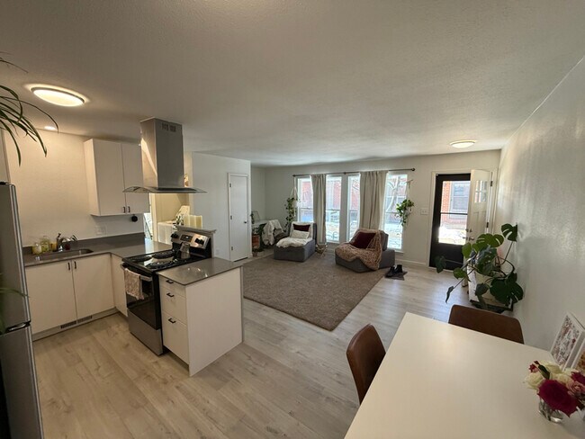 Building Photo - 1752 Azalea Dr