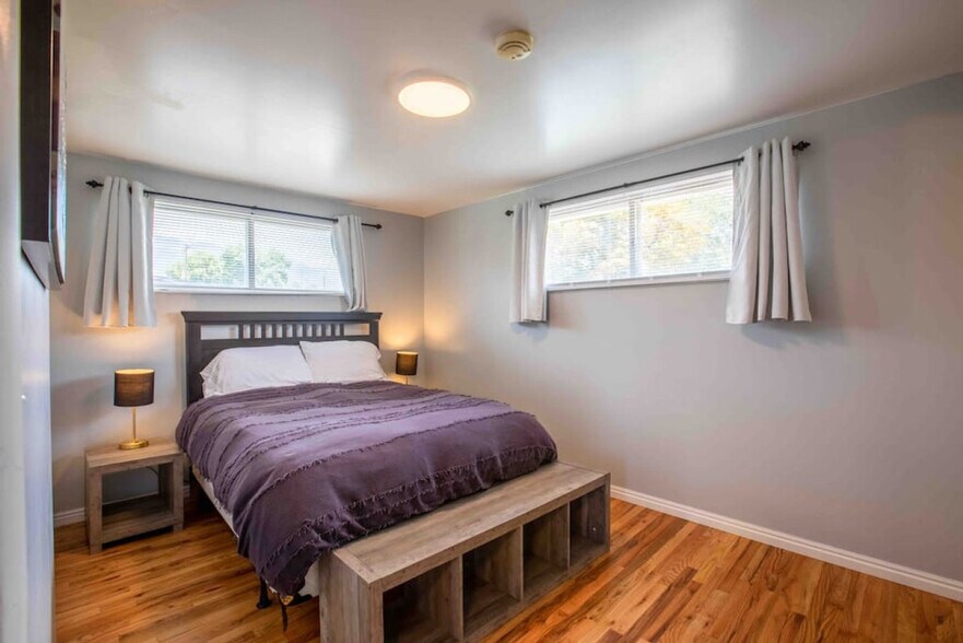 Building Photo - 1020 E Diamond Way