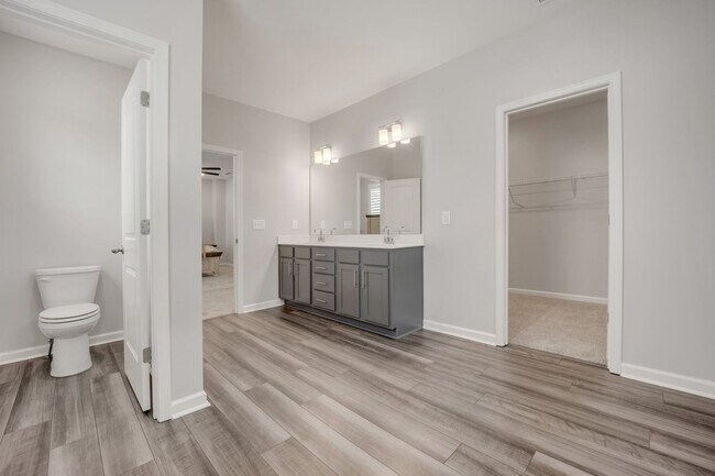 Building Photo - Spacious 5-Bedroom Home with Modern Upgrad...