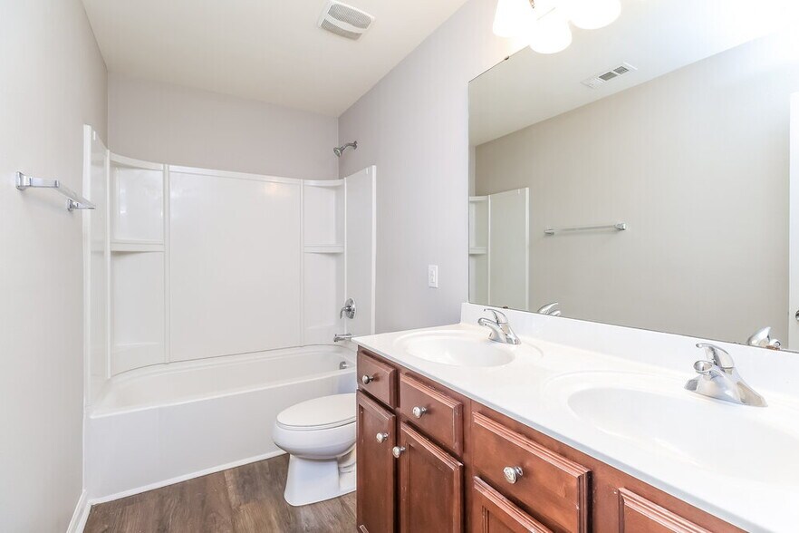 Building Photo - 2836 Westbury Ct