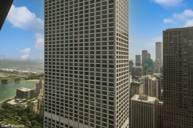 Building Photo - 175 E Delaware Pl