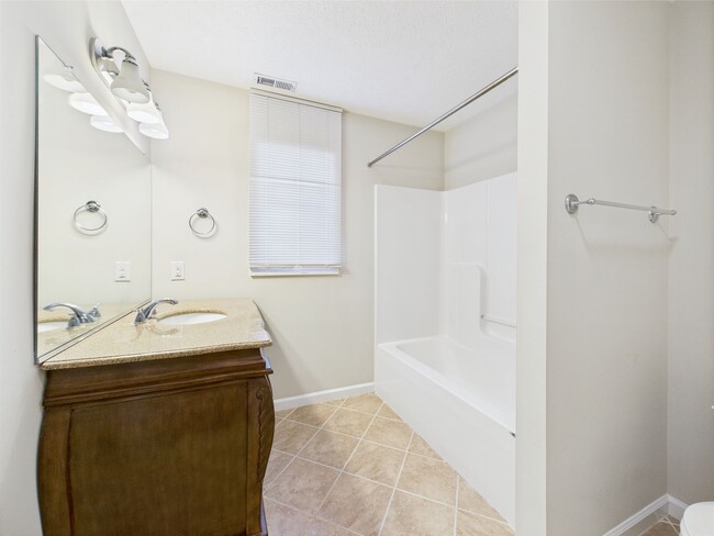 Building Photo - Bright & Spacious 4-Bedroom Home Located i...