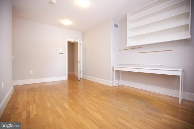 Building Photo - 421 S 20th St
